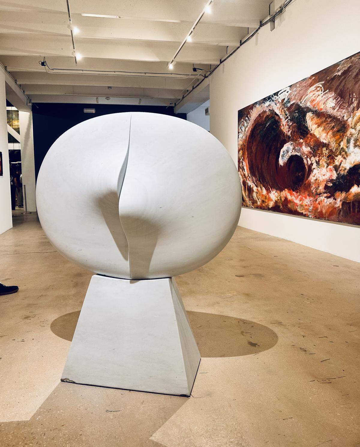 ‘Lunar Blanco’, 2000-2019, escultura en mármol de Zilia Sánchez. 