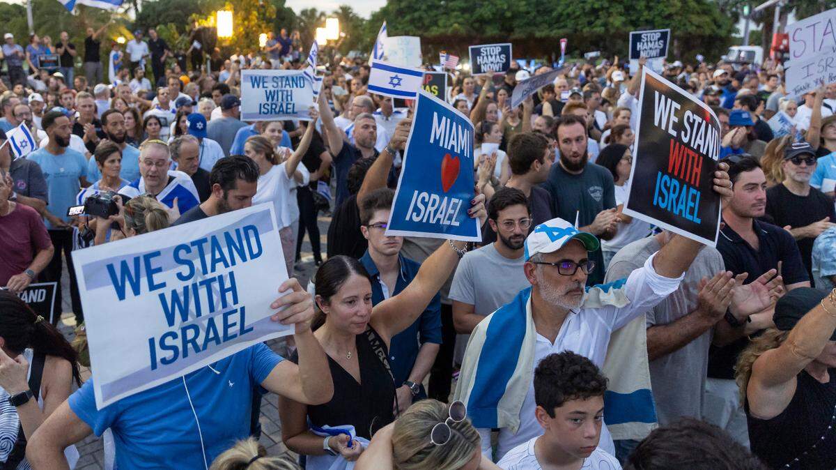 Philip, de 54 años, abajo a la derecha, de Surfside, asiste a una manifestación en solidaridad con Israel en el Memorial del Holocausto el martes 10 de octubre de 2023 en Miami Beach, Florida.