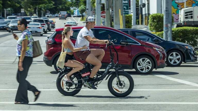 Más heridos por bicicletas eléctricas: ciudades del sur de la Florida endurecen las restricciones