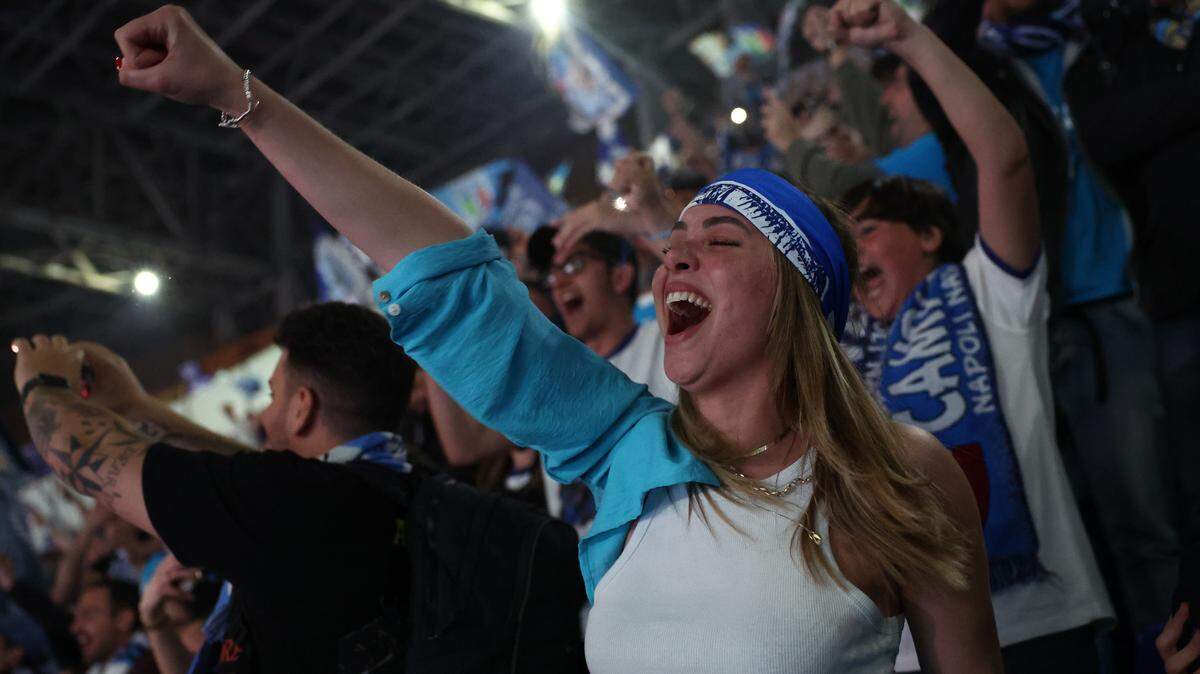Fanáticos de Napoli celebran el título del equipo en la liga italiana, el 4 de mayo de 2023 en el estadio Diego Armando Maradona, en Nápoles.