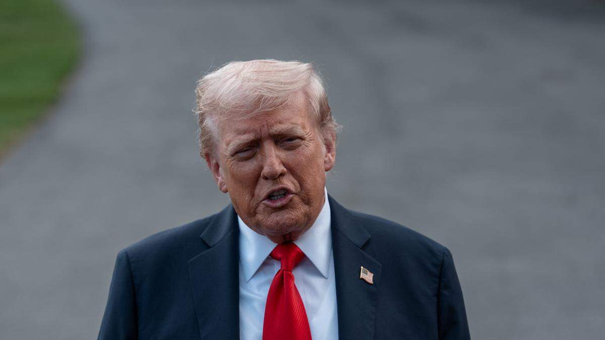 El presidente Trump habla con los medios mientras sale de la Casa Blanca en Washington, D.C., Estados Unidos, el 11 de septiembre de 2025.