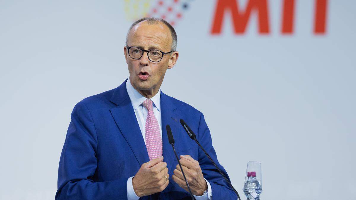 El canciller alemán Friedrich Merz enfrenta un debate sobre el apoyo del país a Israel a medida que crecen las críticas por la guerra en Gaza. En la foto, Merz da un discurso el viernes 26 de septiembre de 2025.