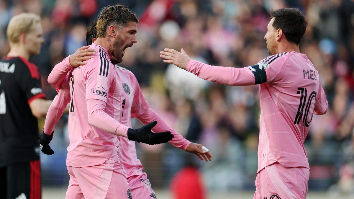 Rodrigo De Paul (izq.) y Lionel Messi celebran un gol del Inter Miami ante el DC United, en el partido de la MLS efectuado el  7 de marzo de 2026 en el Estadio M&T Bank, en Baltimore, Maryland.