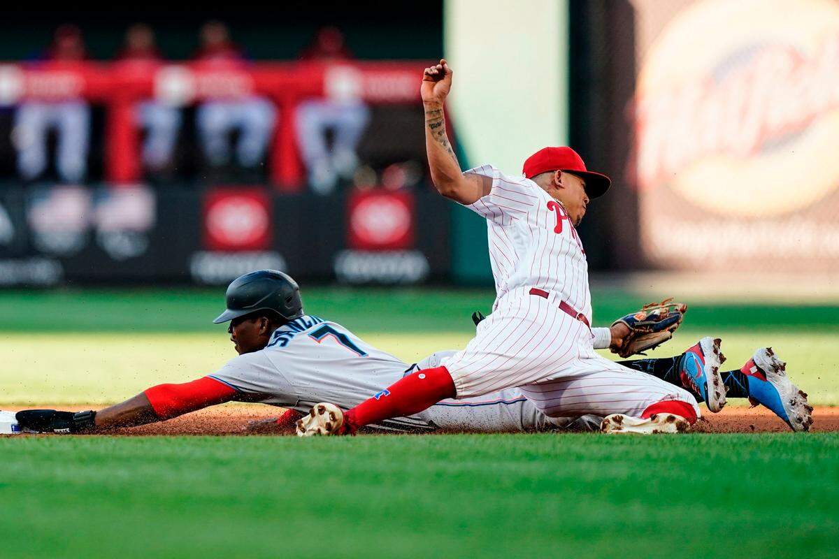 El jardinero de los Marlins Jesús Sánchez se roba la segunda base ante la defensa de Yairo Muñoz, de los Filis, en el partido celebrado el 14 de junio de 202 en Filadelfia.