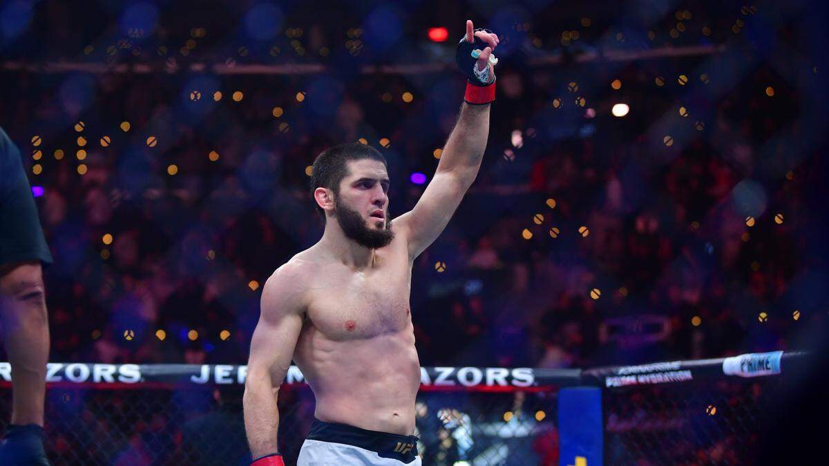 Islam Makhachev reacciona tras derrotar a Renato Moicano en la pelea estelar de la UFC 311 en Los Angeles.