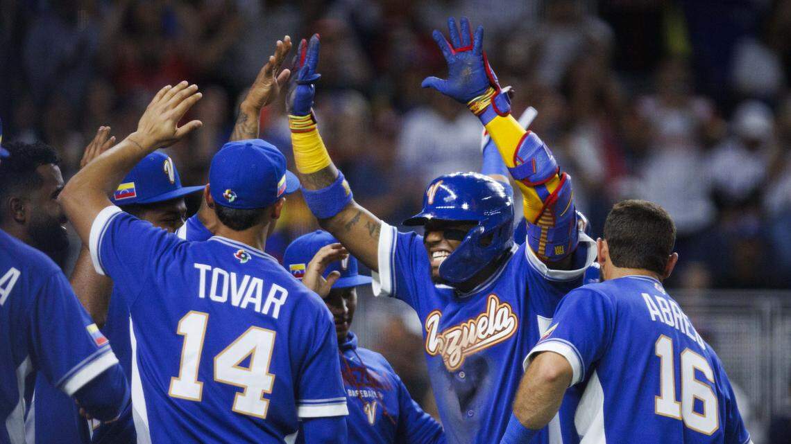 El primer bate de Venezuela Ronald Acuña Jr. (centro) celebra con sus compañeros de equipo tras pegar un jonrón en el tercer inning ante Nicaragua, en el partido del Clásico Mundial de Béisbol efectuado el 9 de junio de 2026 en Miami.