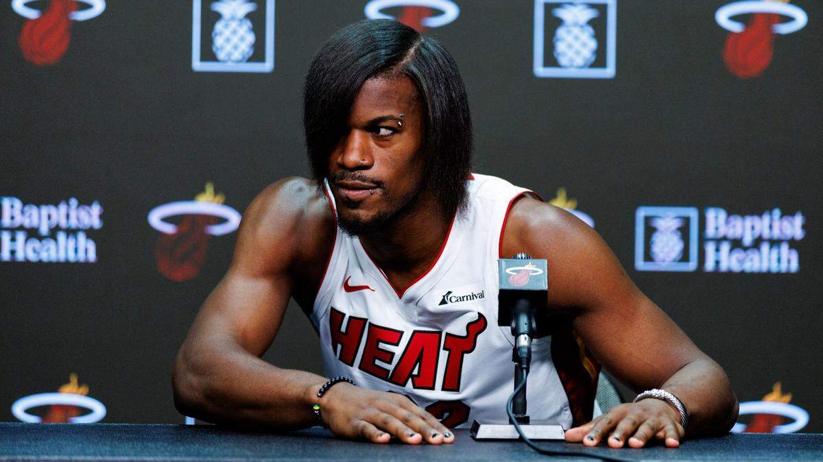 La estrella del Heat Jimmy Butler habla con los reporteros en el Día de la Prensa, el 2 de octubre de 2023 en el Kaseya Center en Miami.