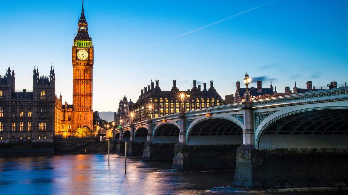 La Policía de Londres está negociando con un hombre que se ha encaramado a la Torre de Isabel que alberga el insigne reloj del Big Ben, en el Palacio de Westminster, la sede del Parlamento del Reino Unido, portando una bandera palestina.