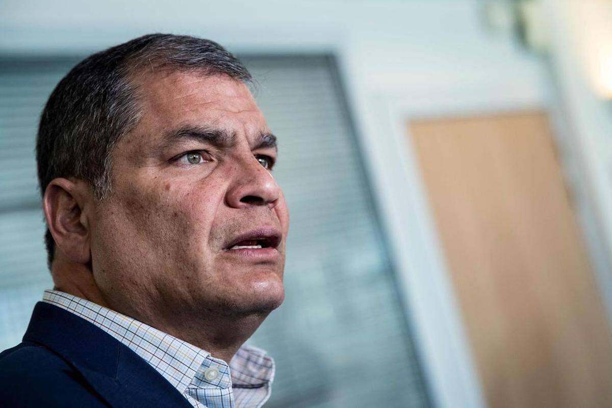 En esta foto de archivo tomada el 11 de abril de 2019, el ex presidente de Ecuador Rafael Correa hace gestos durante una entrevista con la Agence France-Presse en Bruselas.