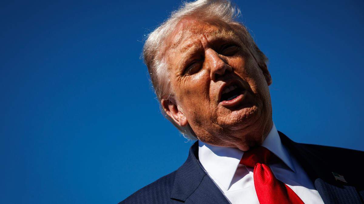 WEST PALM BEACH, FLORIDA - OCTOBER 31: US President Donald Trump speaks to reporters as he arrives at Palm Beach International Airport on October 31, 2025 in West Palm Beach, Florida. Trump is spending the weekend at his Mar-A-Lago estate in Palm Beach, Florida. (Photo by Samuel Corum/Getty Images)