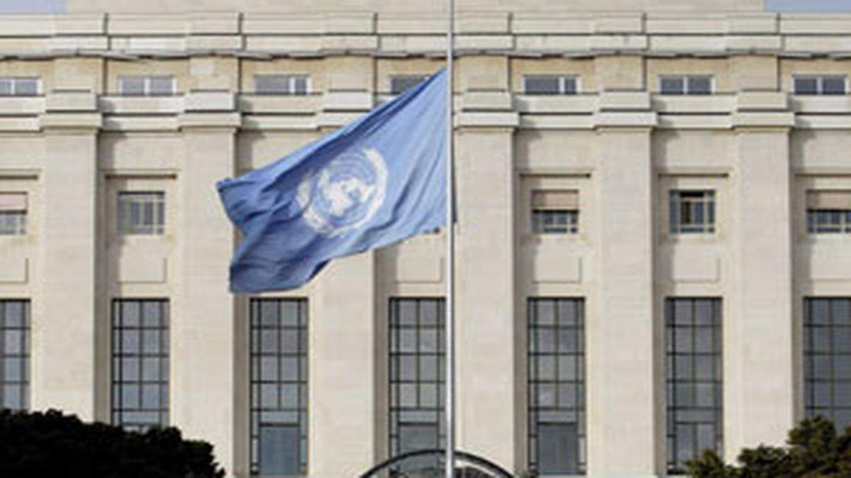 La bandera de Naciones Unidas ondea a media asta en el edificio de la ONU en Ginebra. EFE