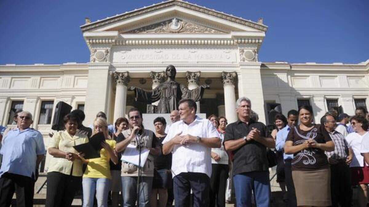 Miguel Díaz-Canel (segundo de la der. primer plano), Lázara Mercedes López Acea (izq. primner plano), y otros funcionarios cubanos presiden un acto de inicio de curso en la Universidad de La Habana. AIN FOTO/Abel PADRÓN PADILLA/sdl
