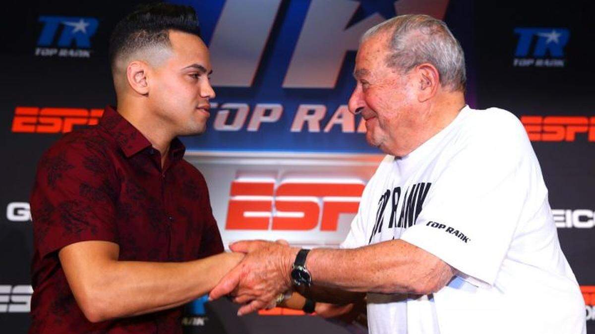 ROBEISY RAMIREZ junto al presidente de Top Rank, Bob Arum.