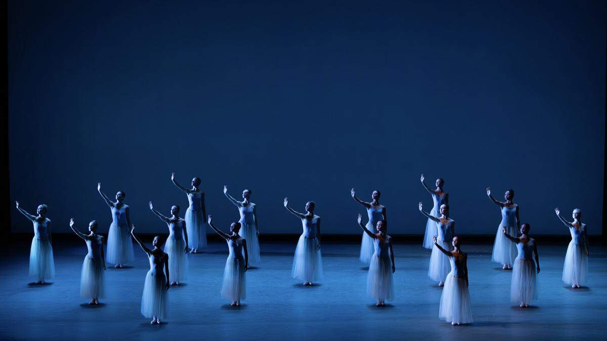 Las bailarinas de Miami City Ballet en “Serenade”, coreografía de George Balanchine.