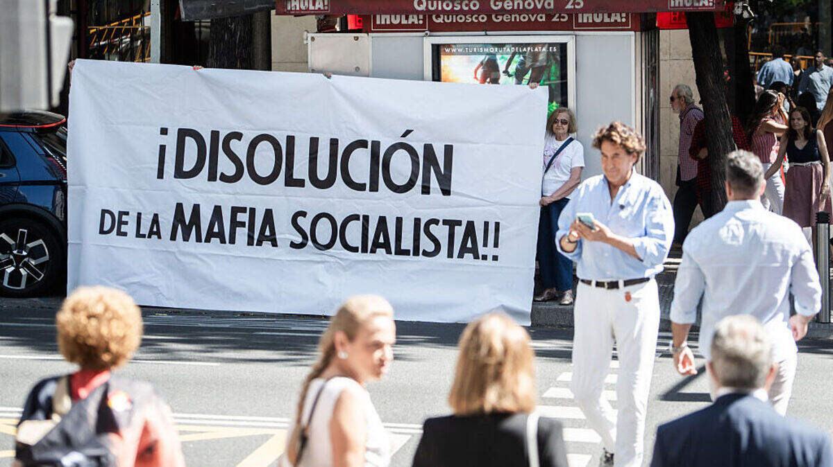 Un grupo de personas protesta contra el expresidente del Gobierno José Luis Rodríguez Zapatero a su llegada a la Audiencia Nacional, el 17 de junio de 2026 en Madrid, España.