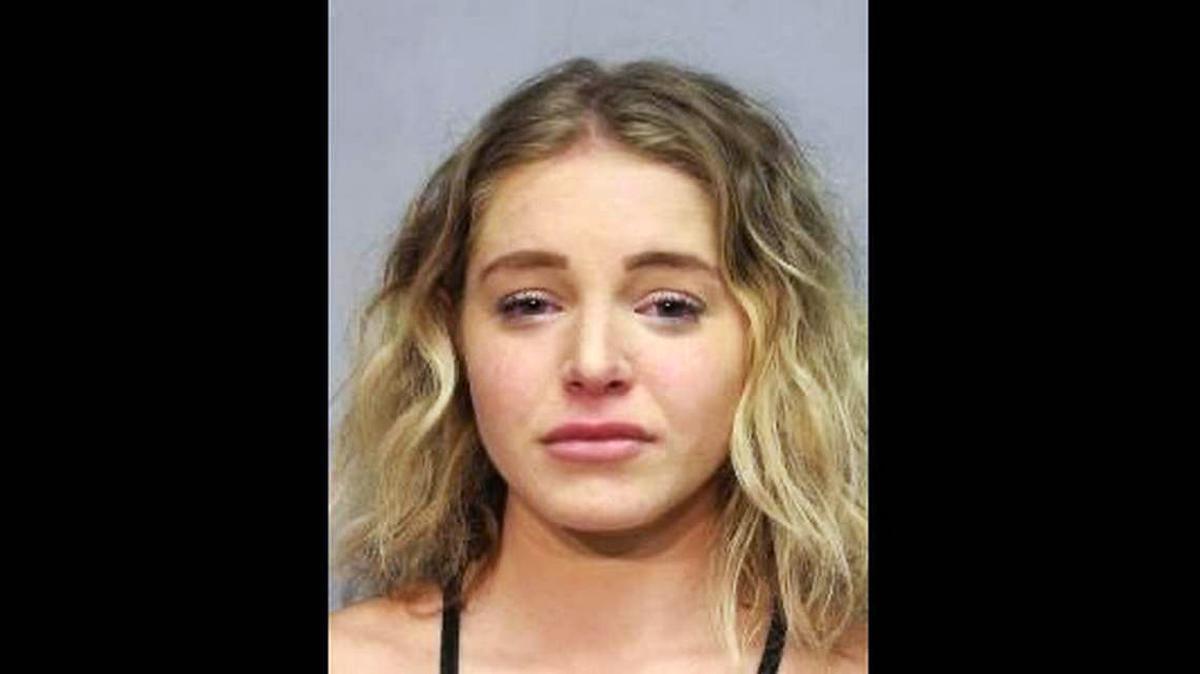 Courtney Clenney en una foto tomada tras su arresto en Hawai.