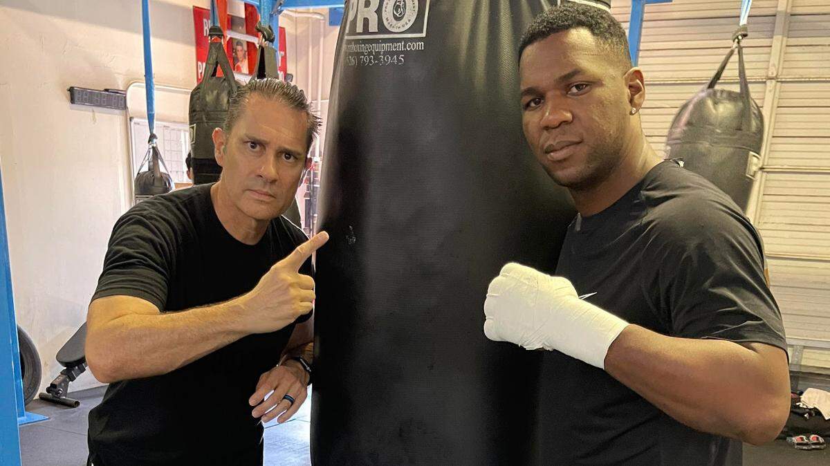 Lenier Peró continúa el éxodo de boxeadores cubanos a Las Vegas. El peso completo de Cuba, que viene subiendo como la espuma, llegó a la Ciudad del Pecado para continuar su preparación bajo las órdenes del entrenador Bob Santos.
