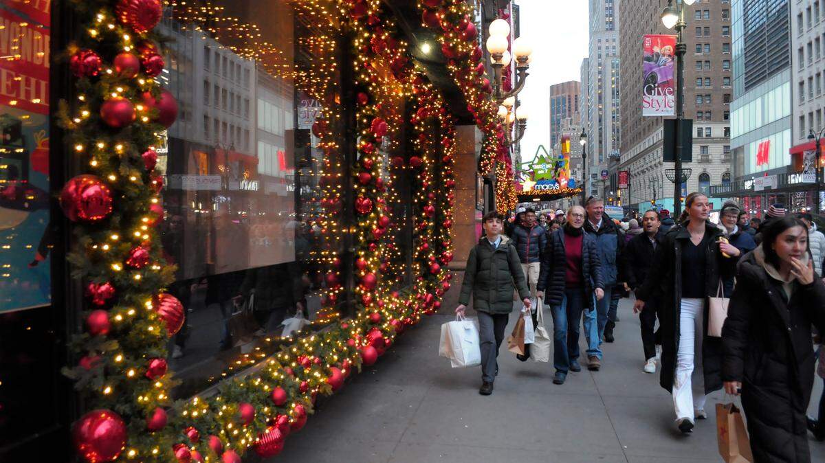 La economía de Estados Unidos reportó un fuerte crecimiento entre octubre y diciembre de 2023, impulsada en gran parte por los consumidores. En la foto, decenas de personas caminan frente a una tienda Macy’s en Nueva York, el 20 de diciembre de 2023.