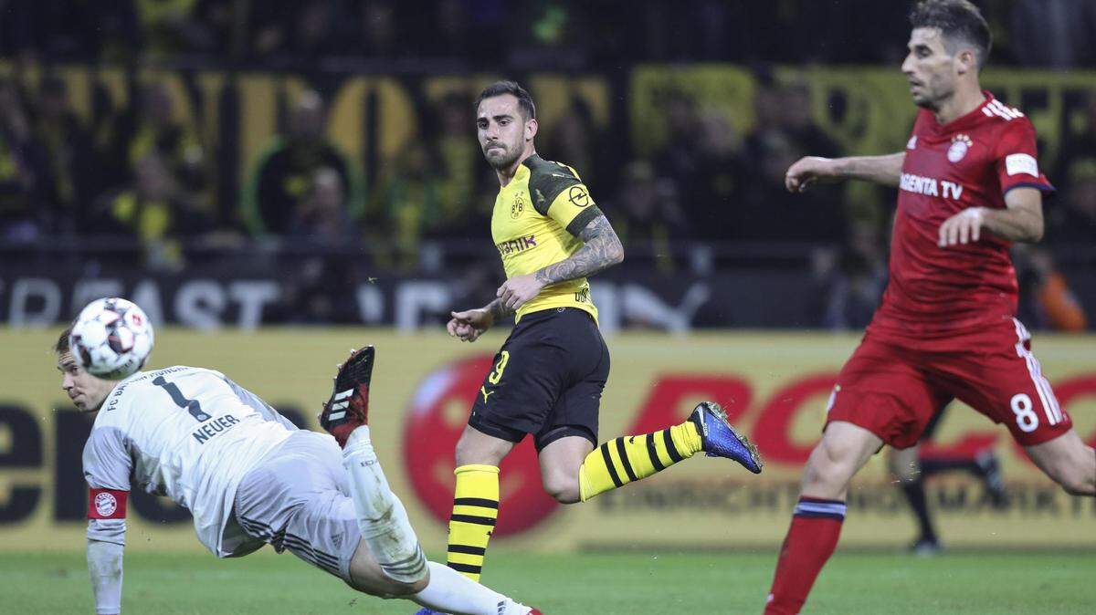 El jugador del Borussia Dortmund Paco Alcácer (centro) anotó el gol que le dio el triunfo a su equipo 3-2 ante el Bayern Munich, el 10 de noviembre de 2018.