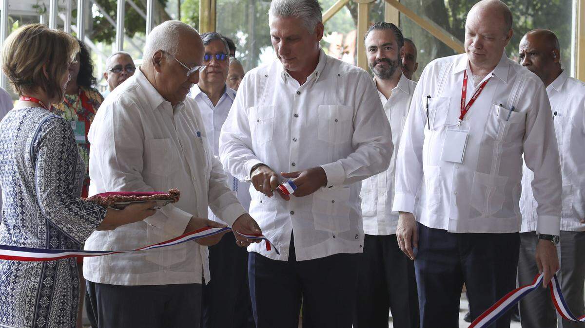 El gobernante cubano Miguel Diaz-Canel, al centro, inaugura la Feria Internacional de La Habana, en el marco de la cual se firmaron varios acuerdos económicos con Rusia.
