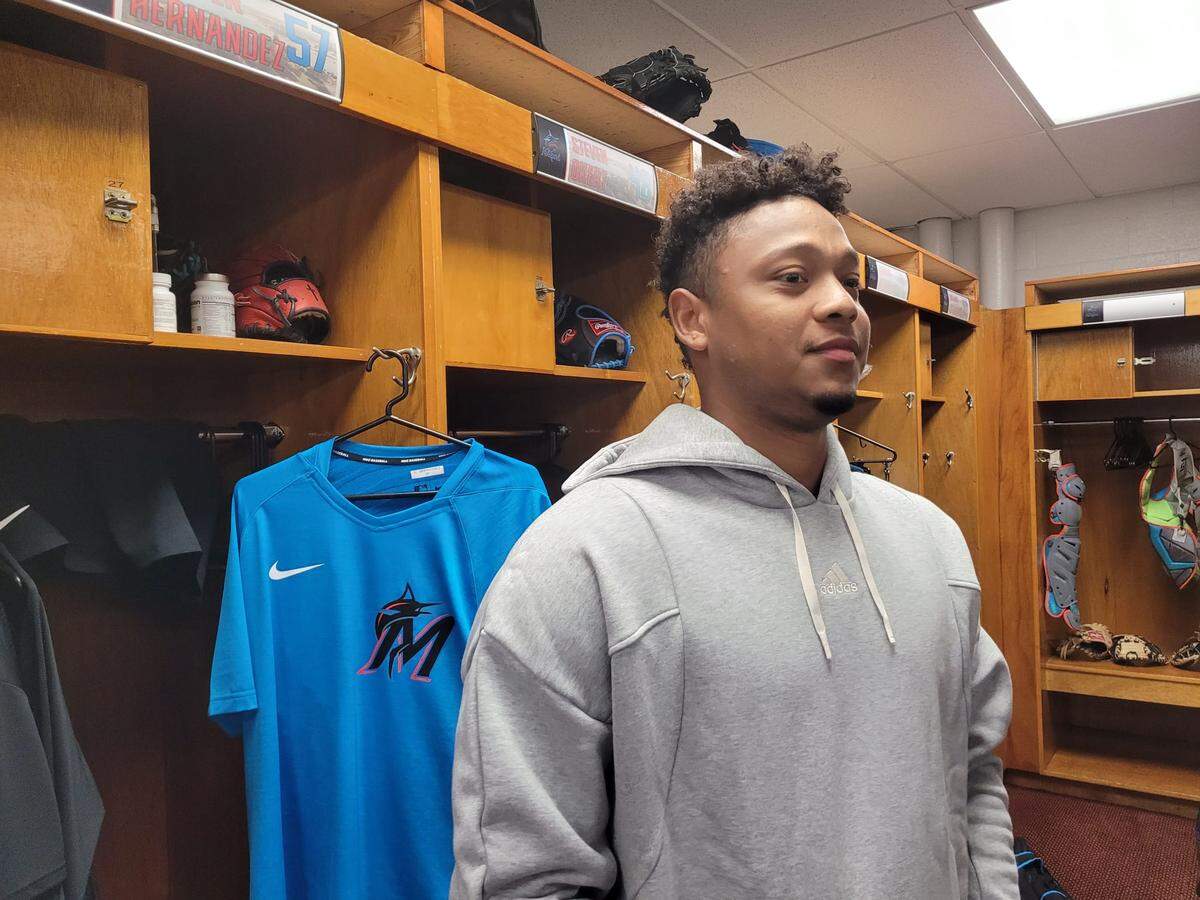 Elieser Hernández conversa con la prensa tras su primera salida de primavera en Jupiter, Florida, ante Nueva York.