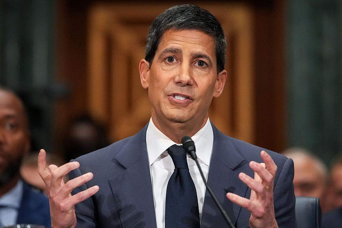 Kevin Warsh, nominado por el presidente de Estados Unidos, Donald Trump, para presidir la Reserva Federal, testifica durante su audiencia de confirmación ante el Comité del Senado sobre Banca, Vivienda y Asuntos Urbanos, en el Edificio de Oficinas del Senado Dirksen, el martes 21 de abril de 2026 en Washington, DC.