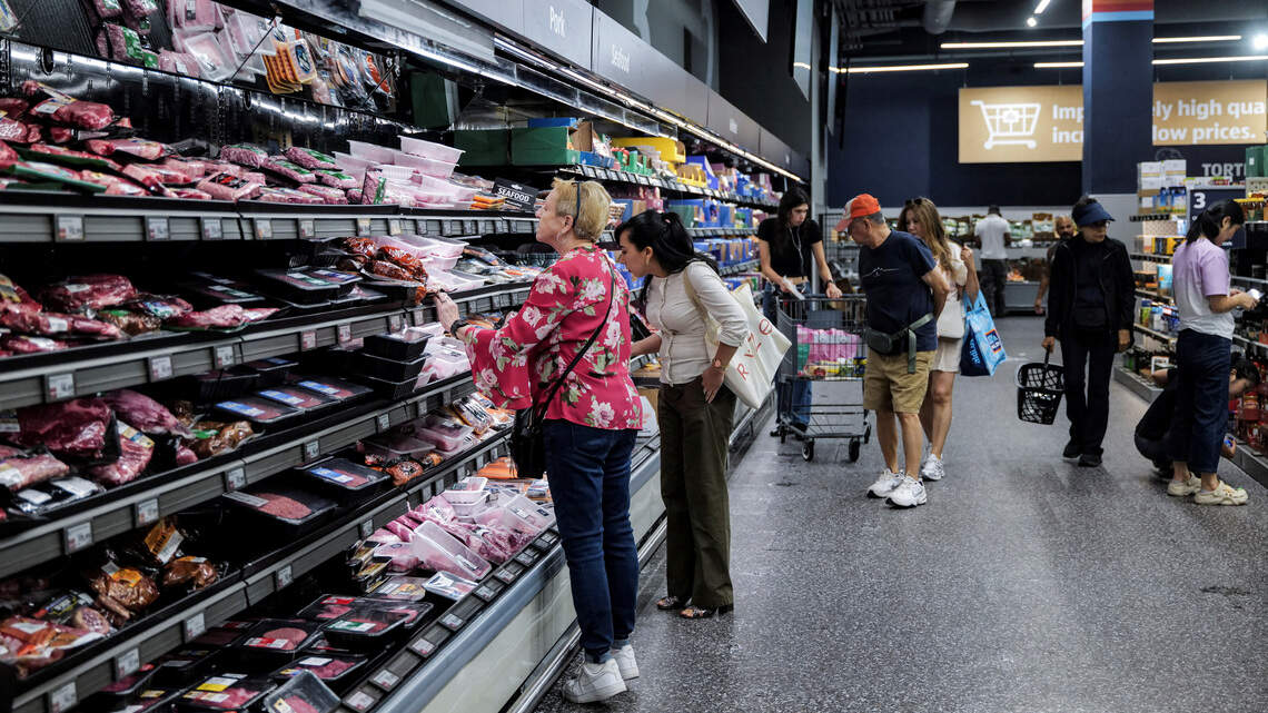 Confianza del consumidor en EEUU ronda mínimo histórico antes de elecciones de mitad de mandato