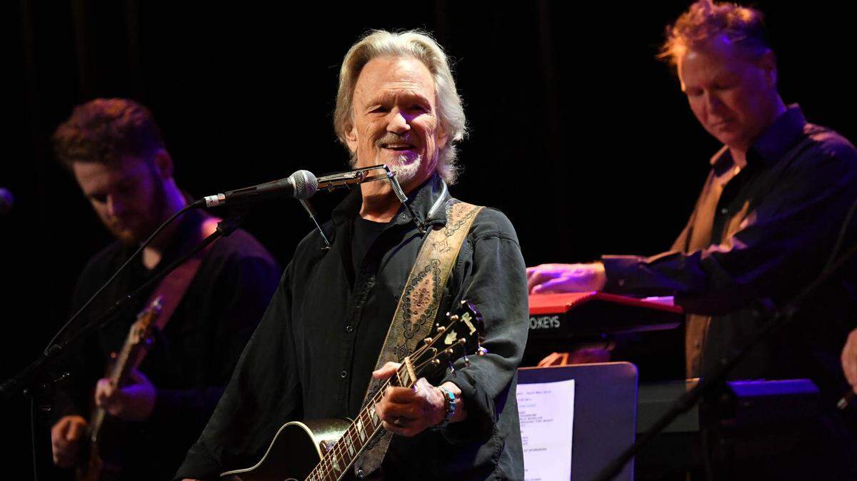  Kris Kristofferson, la leyenda de la música country y ganador del Globo de Oro como mejor actor, murió ayer a los 88 años en su casa en Hawái, informó este domingo la portavoz de la familia.