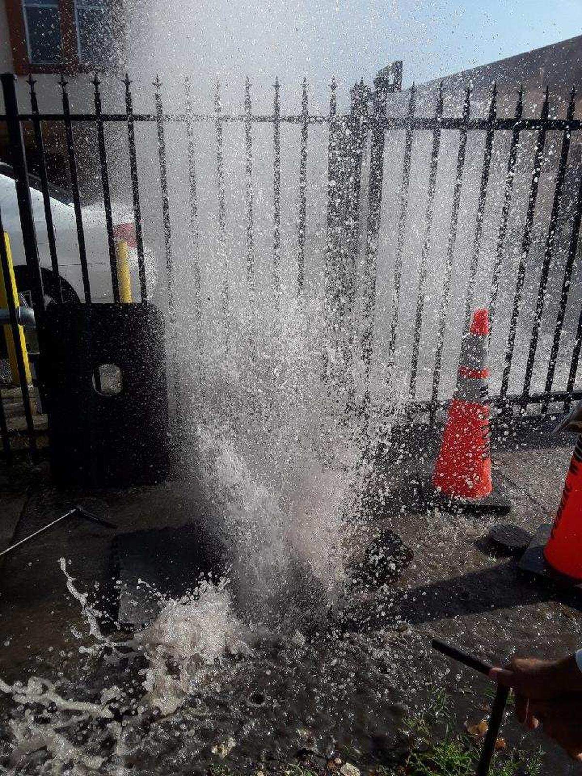 En el este, zona más vieja de Hialeah, así como en el oeste, es común ver tuberías de agua con fugas que causan inundaciones en la ciudad