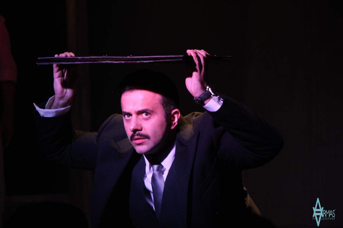  Assad Mardelli como El Lector.