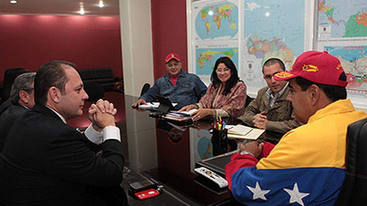 Foto de archivo. El empresario venezolano Raúl Gorrín (izq.) durante una reunión en Caracas con el gobernante Nicolás Maduro, su esposa Cilia Flores y el presidente de la Asamblea Nacional Contituyente, Disodado Cabello.