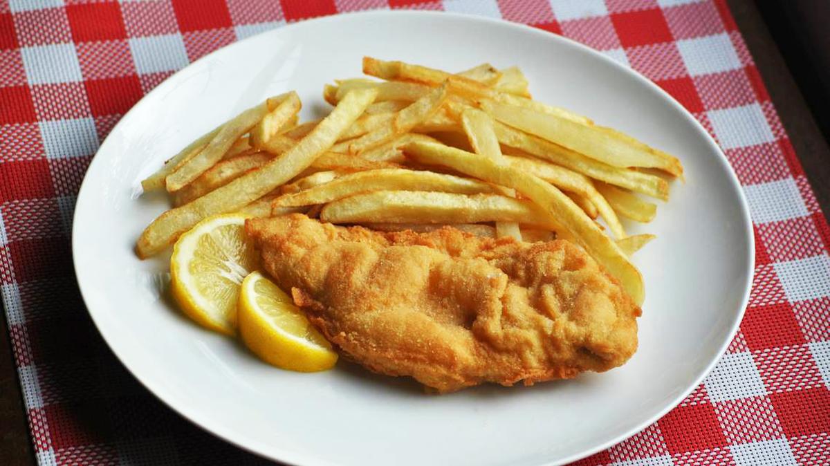 Un plato de milanesa con papas fritas.