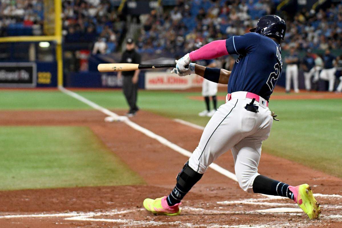 El primera base cubano de los Rays batea un doble en el segundo inning del partido ante los Marlins de Miami, celebrado el 25 de julio de 2023 en el Tropicana Field en St. Petersburg, Florida.