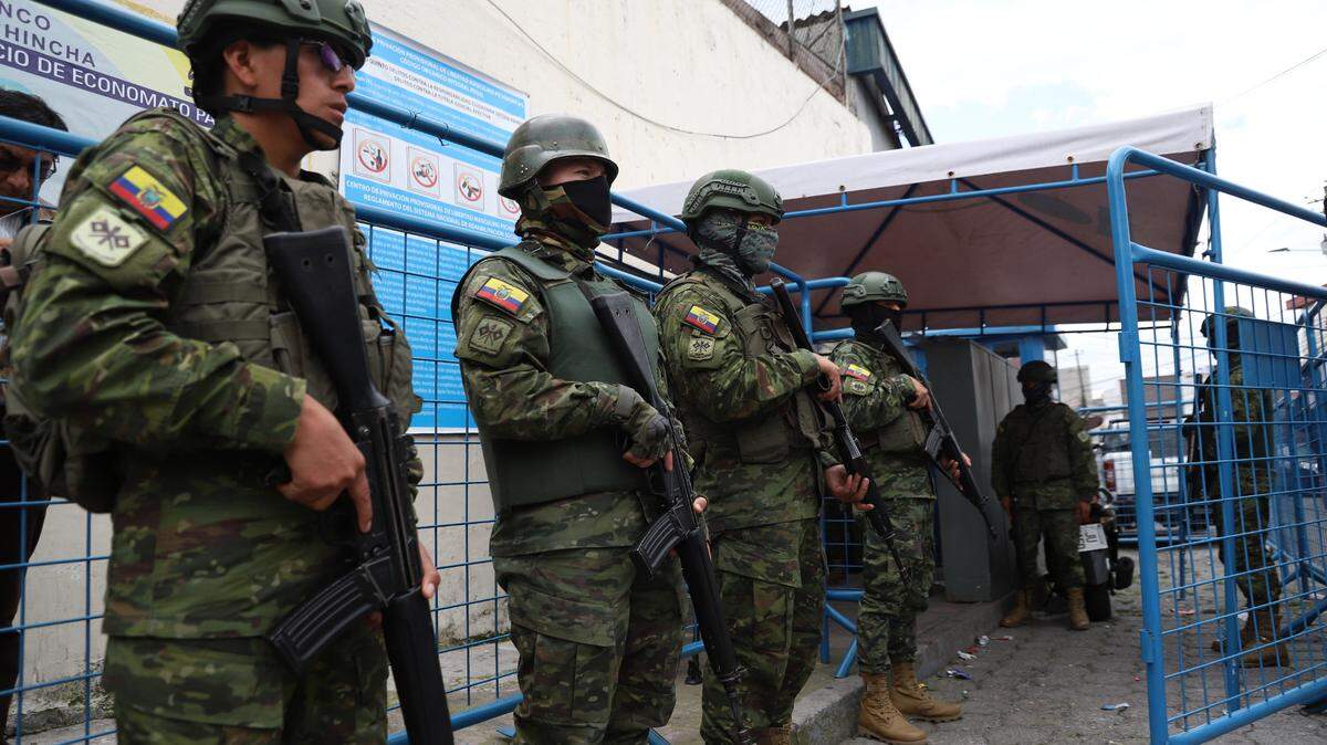 08 January 2024, Ecuador, Quito: Soldiers are deployed in the Inca prison in Quito, Ecuardo. A search was under way in Ecuador for a gang leader boss who is believed to have escaped from prison. Riots broke out in several prisons in the country as a result.