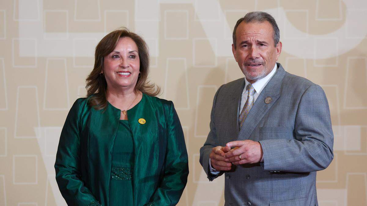 Foto de archivo. La presidenta de Perú, Dina Boluarte, y el ministro de Relaciones Exteriores, Elmer Schialer, posan antes de una reunión en el Foro de Cooperación Económica Asia-Pacífico en el Centro de Convenciones de Lima, el 16 de noviembre de 2024.