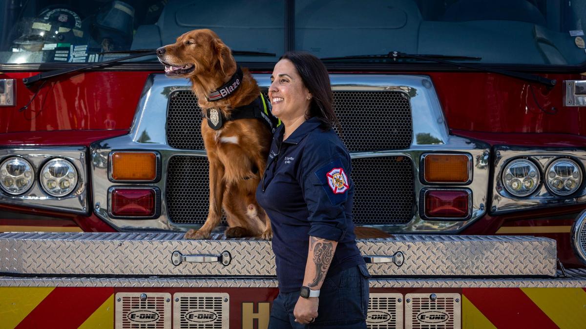 Blaze, el perro rescatista del Departamento de Bomberos de la Ciudad de Hialeah y su compañera y entrenadora Barbara González-Tamburello. Hialeah, Florida - 3 de mayo, 2023