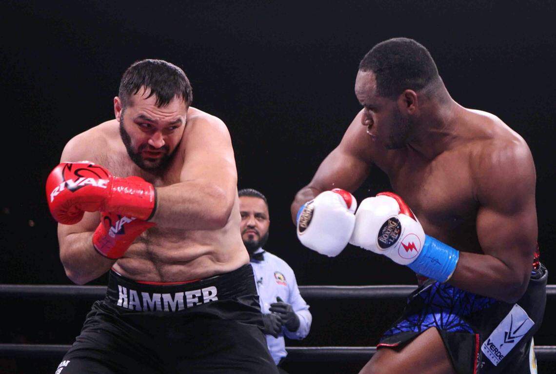 Frank Sánchez trabajó el cuerpo de Hammer durante la la mayor parte del combate, como si ejecutara páginas del libro de Canelo Álvarez, un hombre que tira los ganchos con maestría y eficiencia, y en varias ocasiones hizo que el rosto del rumano se convirtiera en una mueca de dolor.