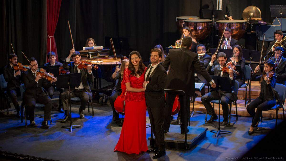 La soprano Maria Antunez y el tenor Martin Nusspaumer con musicos de la Oquesta Sinfonica Nacional Juvenil del Uruguay bajo la direccion del maestro Ariel Britos.
