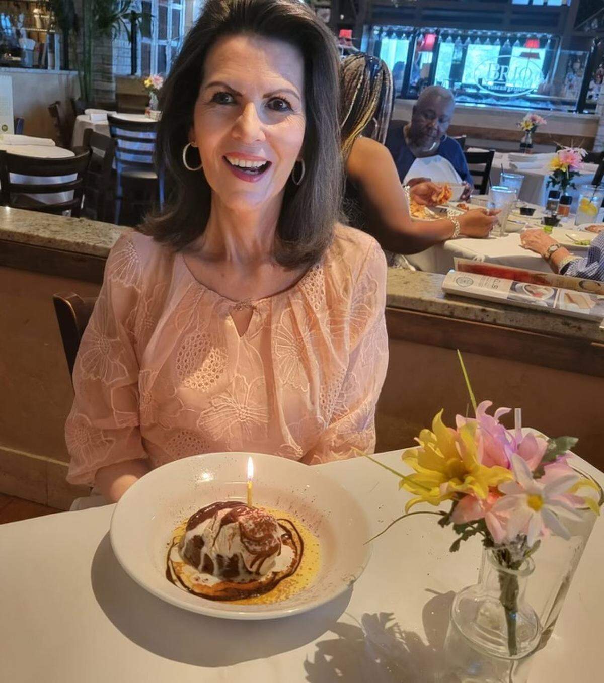 Elina Salabarría, la última Miss Free Cuba, en julio del 2024 celebrando su cumpleaños. Salabarría fue elegida en Miami en representación de los cubanos del exilio, para ir al Miss Universo, que se celebró en Miami Beach en 1967.