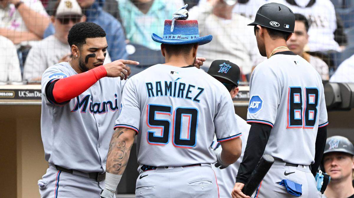 El receptor de los Marlins de Miami Agustín Ramírez (50) es felicitado por sus compañeros de equipo tras pegar un jonrón en el tercer inning del partido ante los Padres, celebrado el 28 de mayo de 2025 en San Diego.