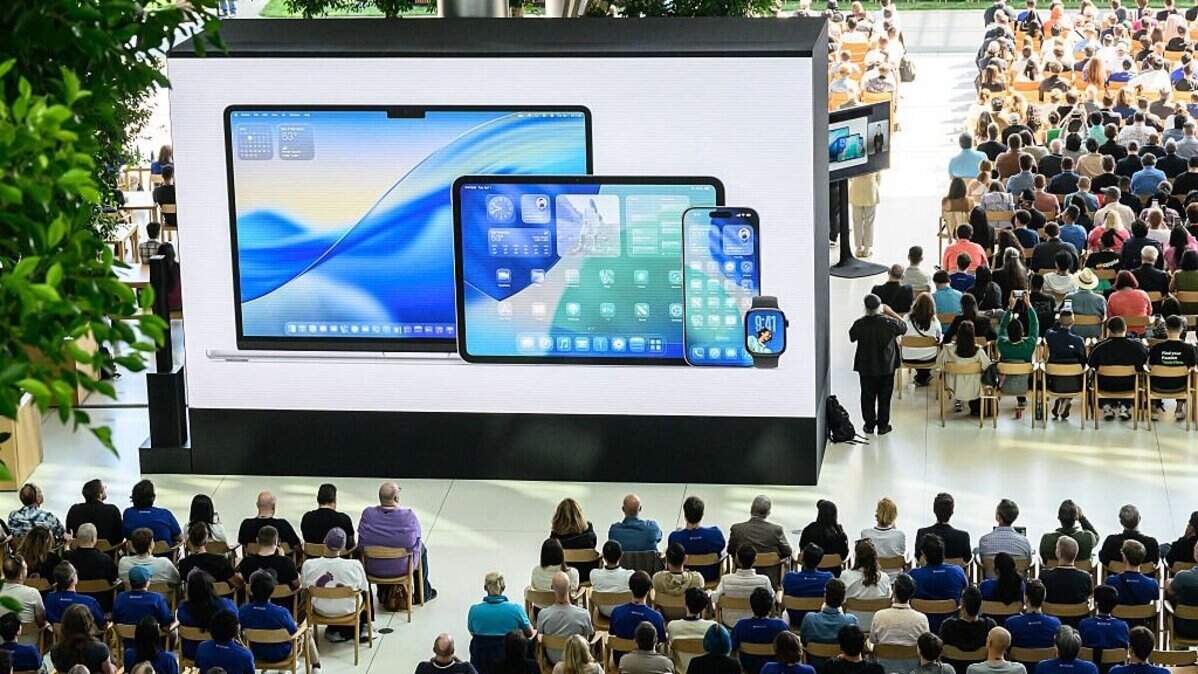 Apple anuncia un nuevo lenguaje de diseño para sus sistemas operativos llamado “Liquid Glass” durante la “Conferencia Mundial de Desarrolladores” (WWDC) anual de Apple en Cupertino, California, el 9 de junio de 2025. Apple presentará el lunes una nueva y ambiciosa estrategia de inteligencia artificial (IA) en su Conferencia Mundial de Desarrolladores (WWDC) anual, el 8 de junio del 2026.