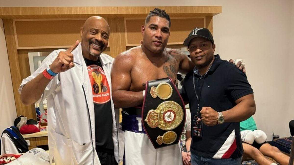 Yoandy Toirac debuta por la puerta grande guiado por su entrenador Stacey McKinley (izq.) y el manager Alexis Ferrer (der.).
