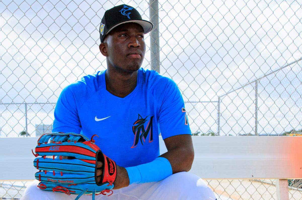 Jesús Sánchez se perfila como el jardinero central de los Marlins. Aunque el dominicano ha lidiado con molestias en la primavera, los peces confían en que el desarrollo visto en el 2021 continúe su paso en la temporada próxima a comenzar en poco más de una semana.