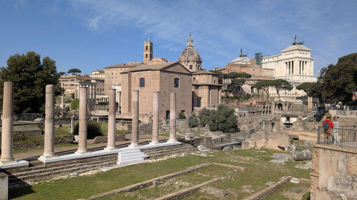 Foro Romano y al fondo Monumento Victor Emmanuel II.