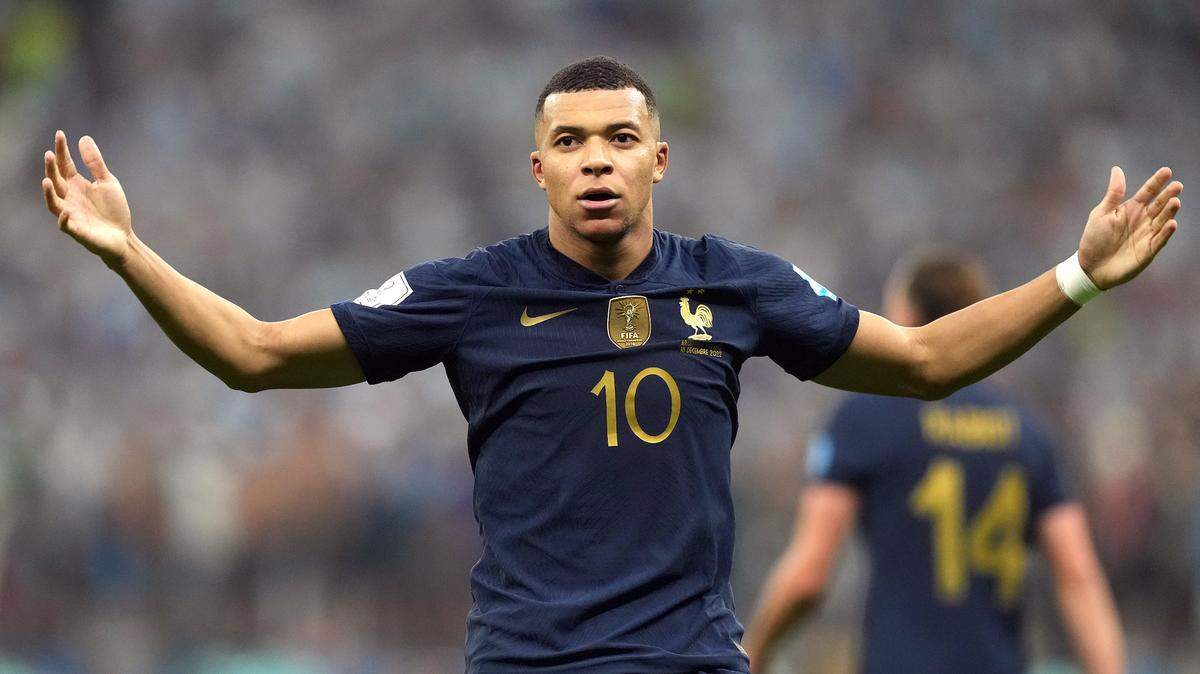  Kylian Mbappé se encuentra en un situación bastante singular, ejercitándose en solitario en Francia, mientras que sus compañeros del Paris Saint-Germain cumplen una gira de amistosos en Japón.