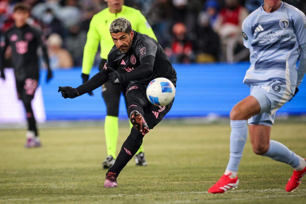 El delantero del Inter Miami Luis Suárez tira a puerta ante el Sporting en el partido de la Liga de Campeones de la Concacaf, celebrado el 19 de febrero de 2025 en el Children’s Mercy Park en Kansas City.
