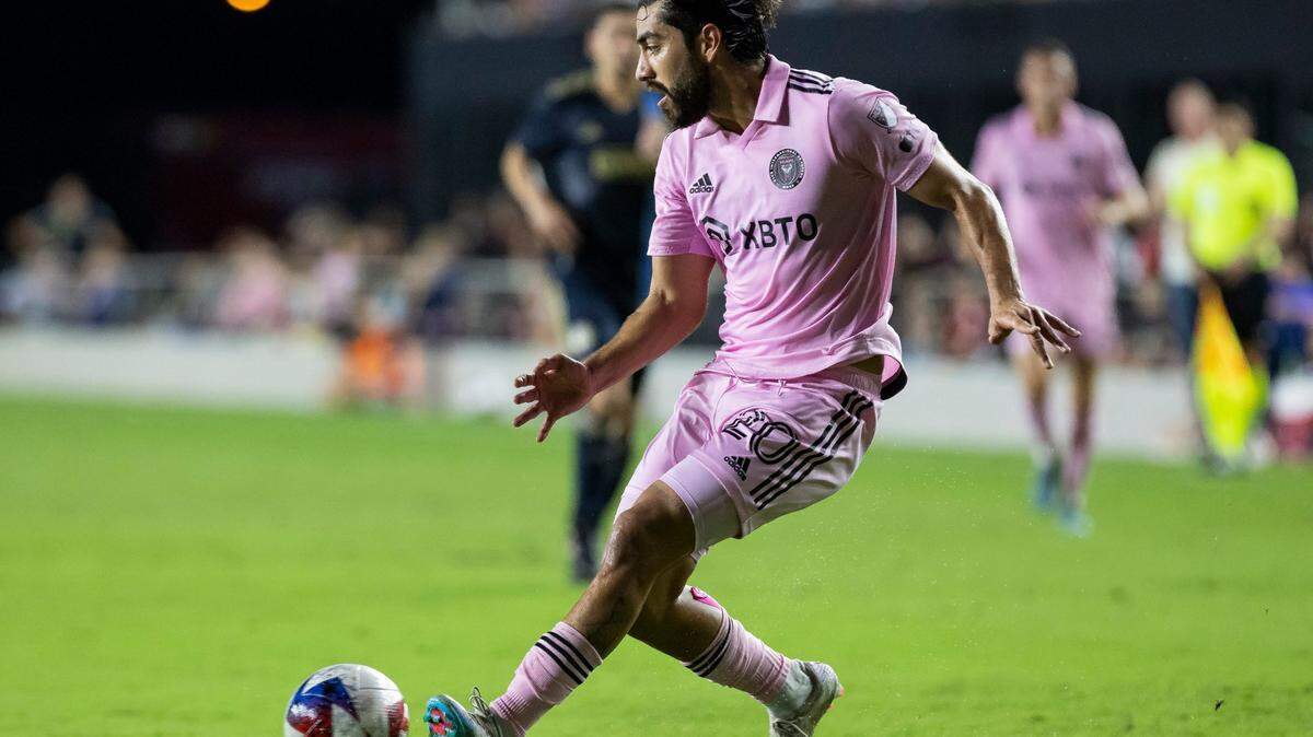 El mediocampista de Inter Miami Rodolfo Pizarro (20) pasa el balón contra Philadelphia Union durante la segunda mitad de un partido de la MLS en el estadio DRV PNK el sábado 4 de marzo de 2023 en Fort Lauderdale, Florida.