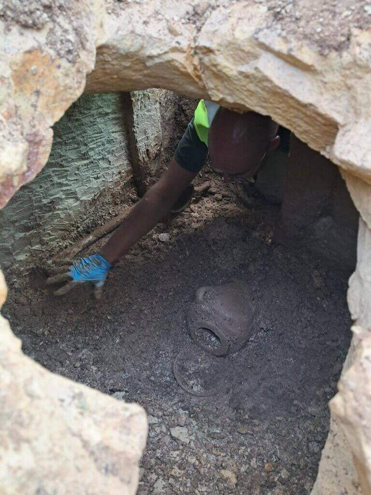 Un arqueólogo en la tumba de 2,300 años de antigüedad hallada en Malta.