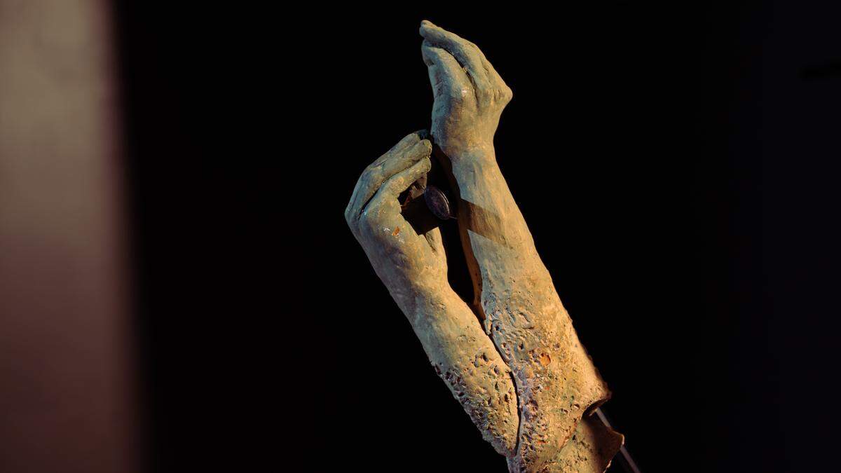 “Sin contacto” [Touchless], 2025, de Roxana Barba. Escultura en cerámica. A través de las manos, esta exposición hace referencia a la historia del tacto, a la experiencia del tacto desde épocas ancestrales hasta un mundo actual sin contacto.