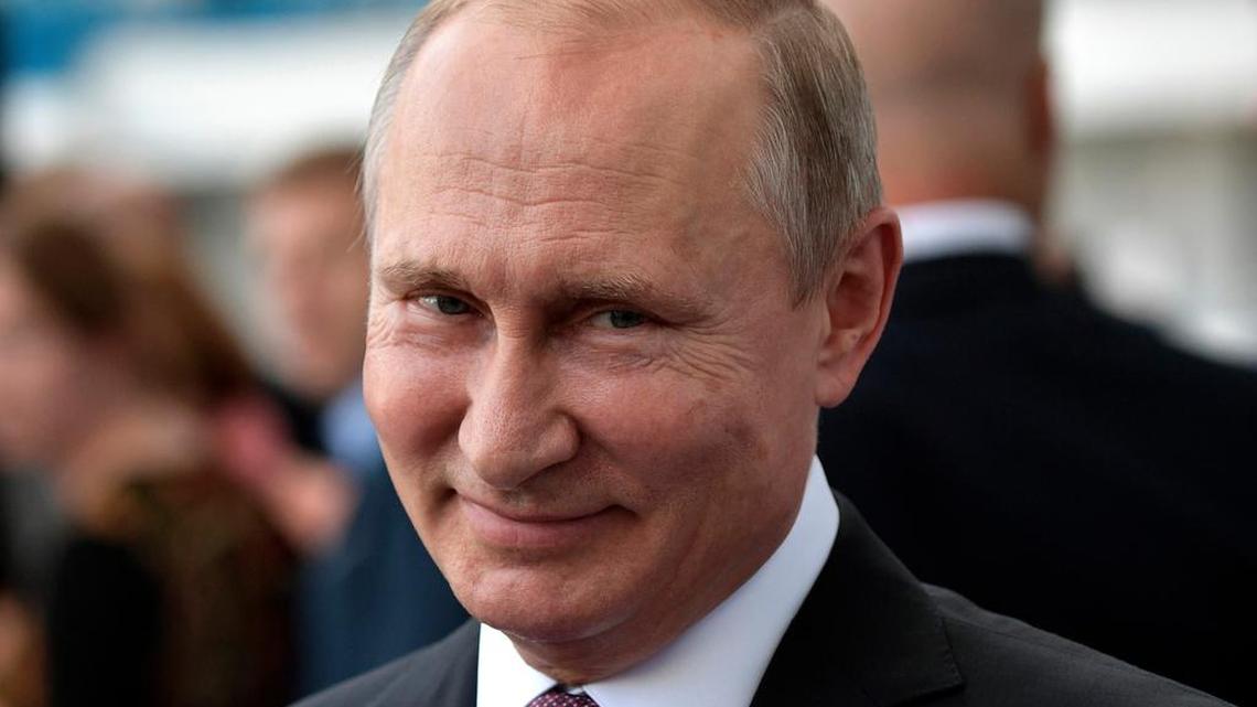 Vladimir Putin sonríe mientras visita el estadio de Kaliningrado después de la Copa Mundial de Fútbol 2018 en Kaliningrado, Rusia, el 20 de julio de 2018.